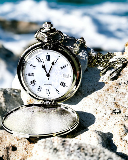 Reloj de Bolsillo Clásico con Números Romanos y Cadena, Cuarzo, Brillo de Acero - color plateado