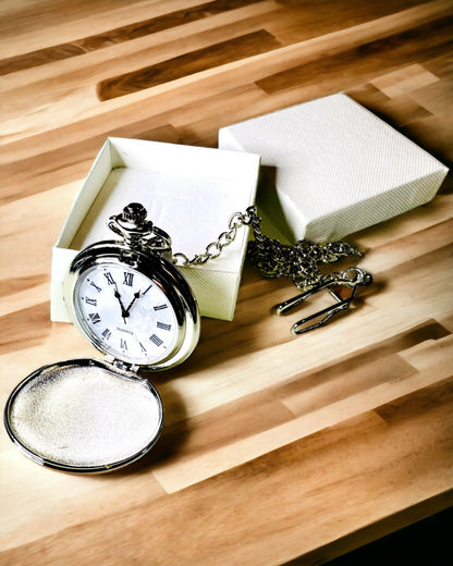 Reloj de Bolsillo Clásico con Números Romanos y Cadena, Cuarzo, Brillo de Acero - color plateado