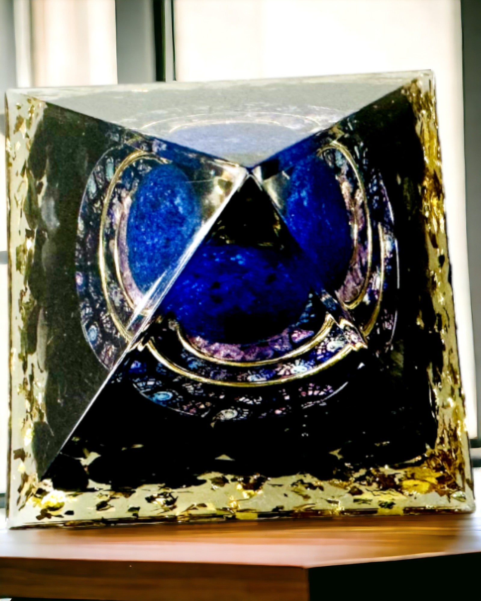 Pirâmide Energética de Orgonite com Cristais para Meditação – Radia Energia Positiva e Riqueza