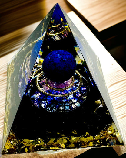 Orgonitová energetická pyramida s krystaly pro meditaci – vyzařuje pozitivní energii a bohatství