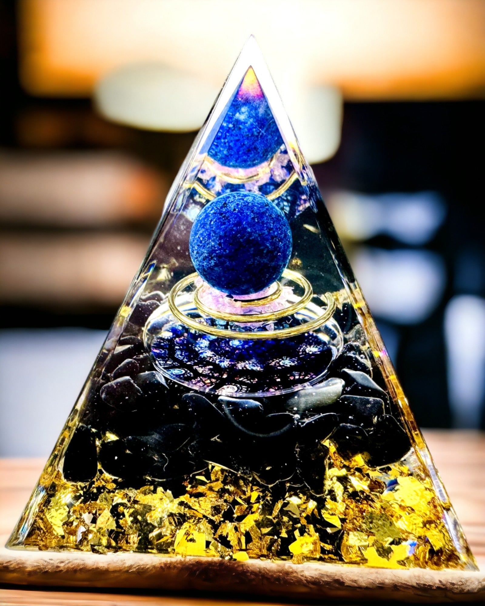 Pirâmide Energética de Orgonite com Cristais para Meditação – Radia Energia Positiva e Riqueza
