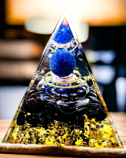 Orgonitová energetická pyramida s krystaly pro meditaci – vyzařuje pozitivní energii a bohatství