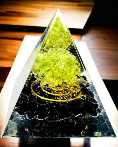 Orgonitová pyramida Reiki s přírodními krystaly - Dekorativní symbol rovnováhy energie čaker