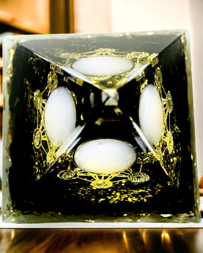 Оргонітова пірамідка з обсидіаном – генератор енергії чакр, інструмент для медитації Рейкі з натуральним каменем