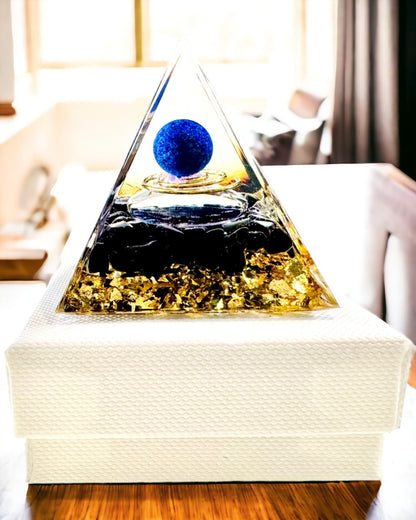 Orgonitová energetická pyramida s krystaly pro meditaci – vyzařuje pozitivní energii a bohatství