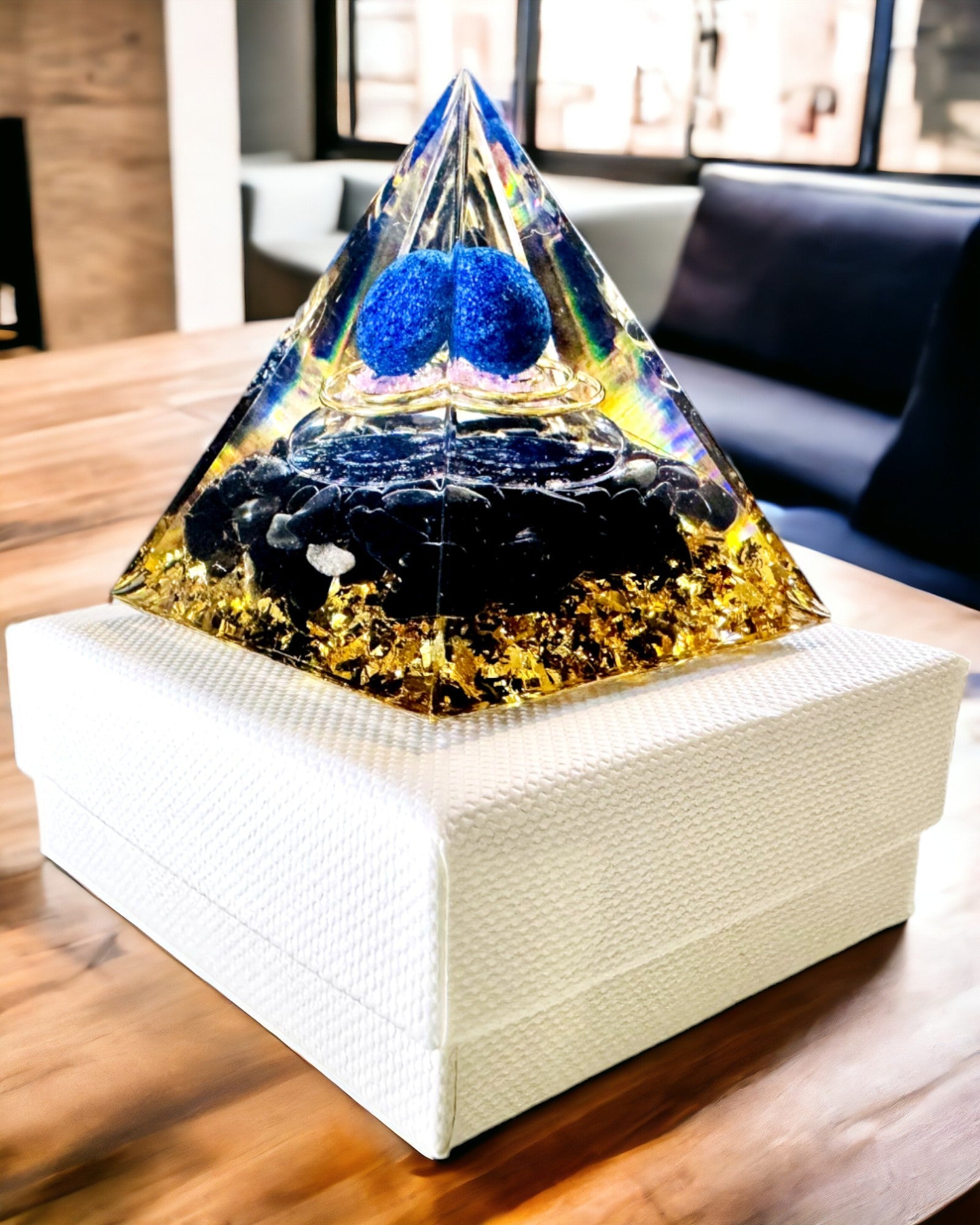 Orgonitová energetická pyramida s krystaly pro meditaci – vyzařuje pozitivní energii a bohatství