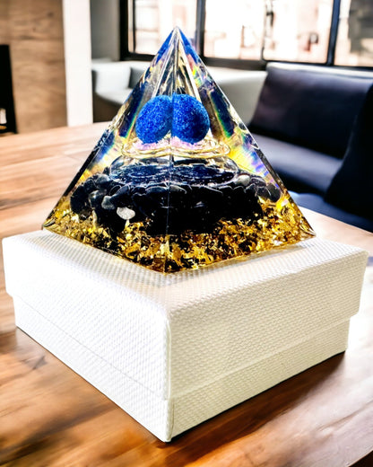 Orgonitová energetická pyramida s krystaly pro meditaci – vyzařuje pozitivní energii a bohatství