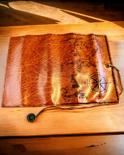 Retro tamsiai rudos odos pieštukinė su lobio žemėlapio motyvu - elegantiška rašymo priemonių laikymo rankinė