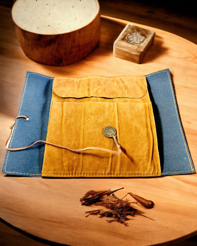 Retro tamsiai rudos odos pieštukinė su lobio žemėlapio motyvu - elegantiška rašymo priemonių laikymo rankinė