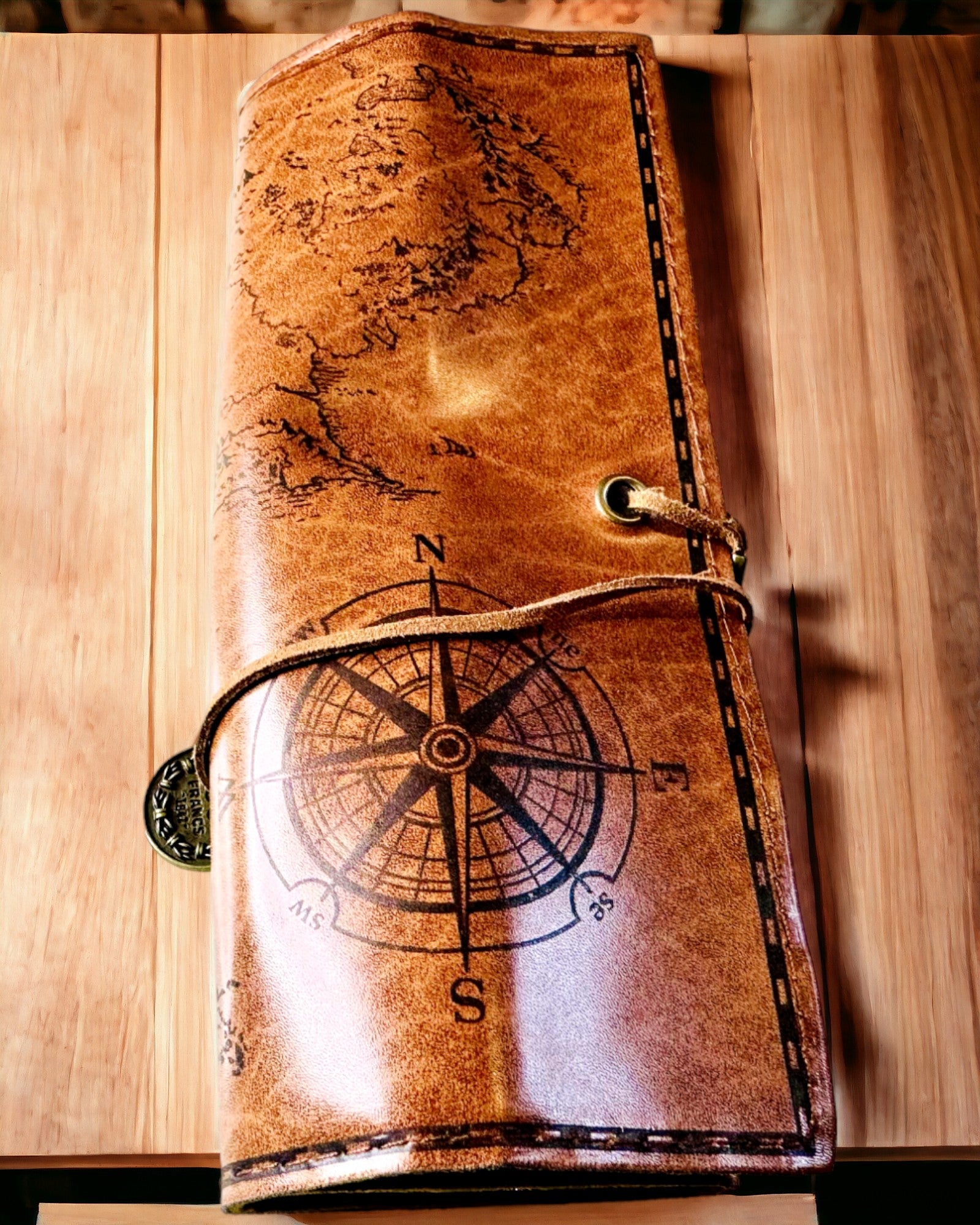 Estojo Retro em Pele Castanho Escuro com Motivo de Mapa do Tesouro - Bolsa Elegante para Armazenar Tesouros de Escrita