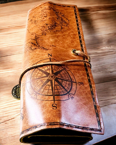 Retro tamsiai rudos odos pieštukinė su lobio žemėlapio motyvu - elegantiška rašymo priemonių laikymo rankinė