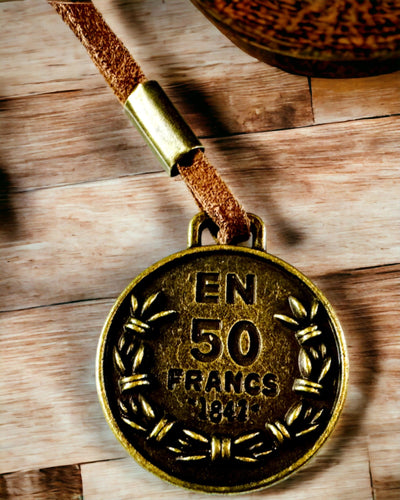 Retro tamsiai rudos odos pieštukinė su lobio žemėlapio motyvu - elegantiška rašymo priemonių laikymo rankinė