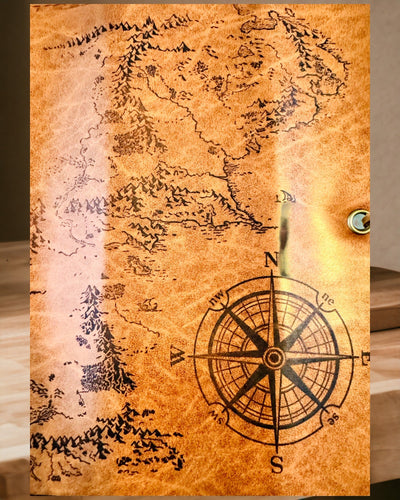 Retro tamsiai rudos odos pieštukinė su lobio žemėlapio motyvu - elegantiška rašymo priemonių laikymo rankinė