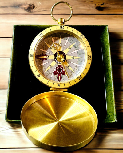 Busolă de Navigație în Stil Retro – Instrument Portabil și Precis pentru Determinarea Direcției pentru Călători și Exploratori. Gravură, personalizare.