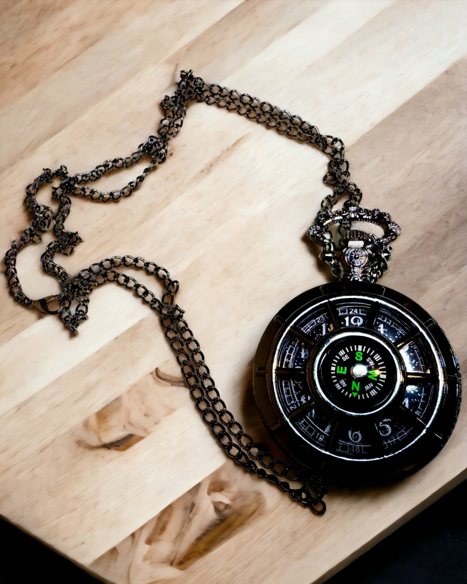 Ceas de buzunar cu busolă – Pandantiv elegant în stil vintage cu schelet scobit și cadran negru, personalizare cu gravură