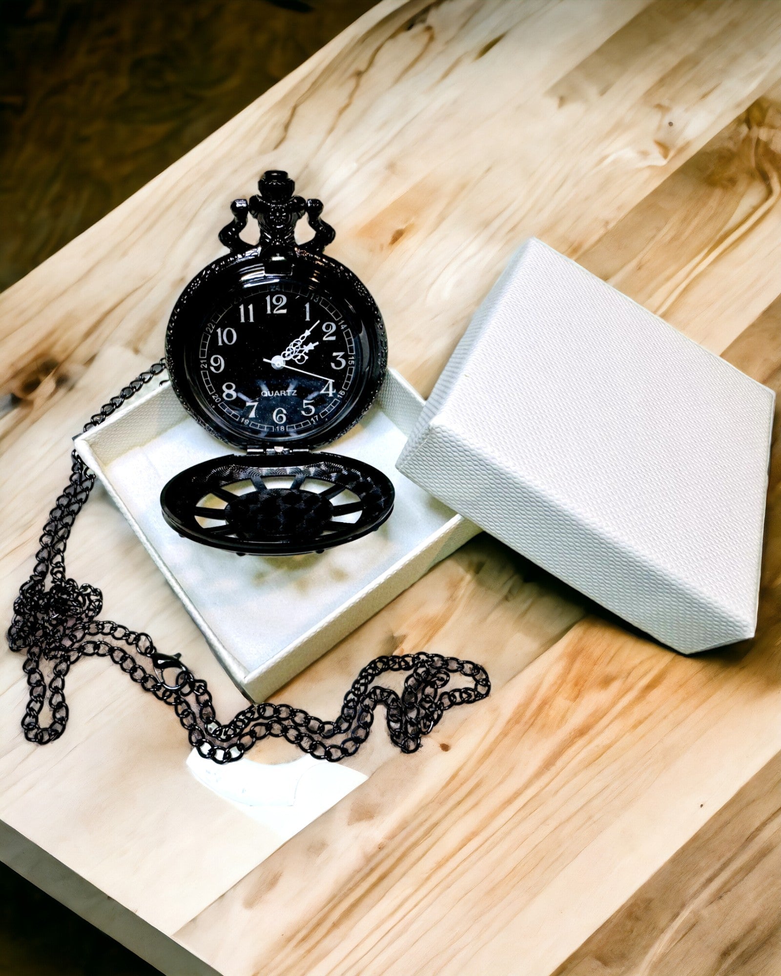Ceas de buzunar cu busolă – Pandantiv elegant în stil vintage cu schelet scobit și cadran negru, personalizare cu gravură