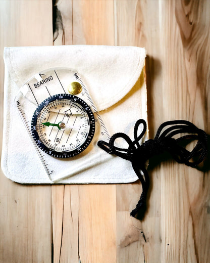Tūrisma kompass "Piedzīvojumu ceļvedis" - Caurspīdīgs, Mini akrila ar piekaramo auklu un kartes mērogu, ar gravējumu