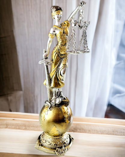 Statueta Zeița Justiției – Decorațiune Artistică pentru Raft, Meșteșug din Rășină, personalizare cu gravură