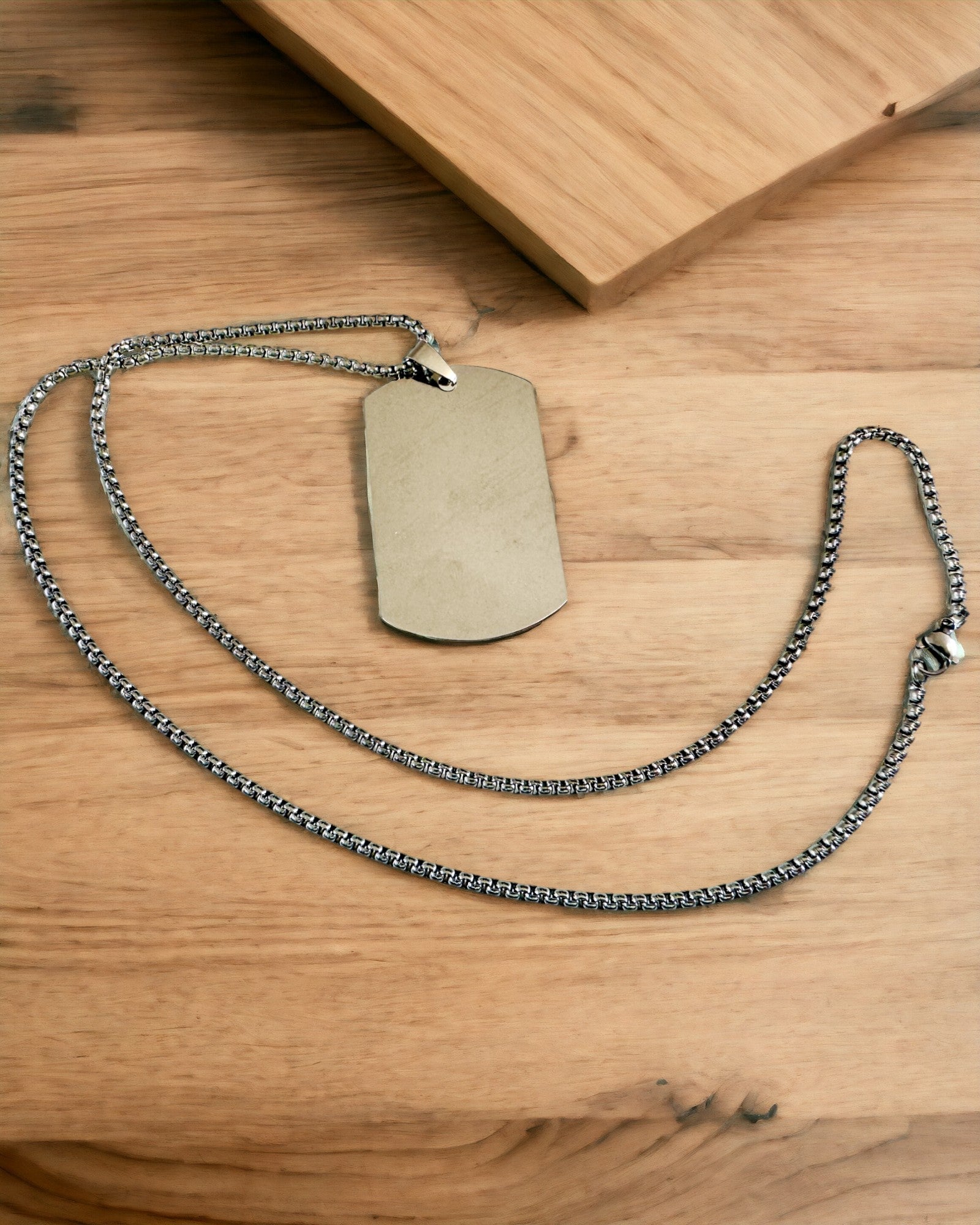 Náhrdelník s Dog Tag "Tři Odstíny Stylu" - Identifikační známka - Elegantní Přívěsek z Nerezové Oceli s Možností Gravírování