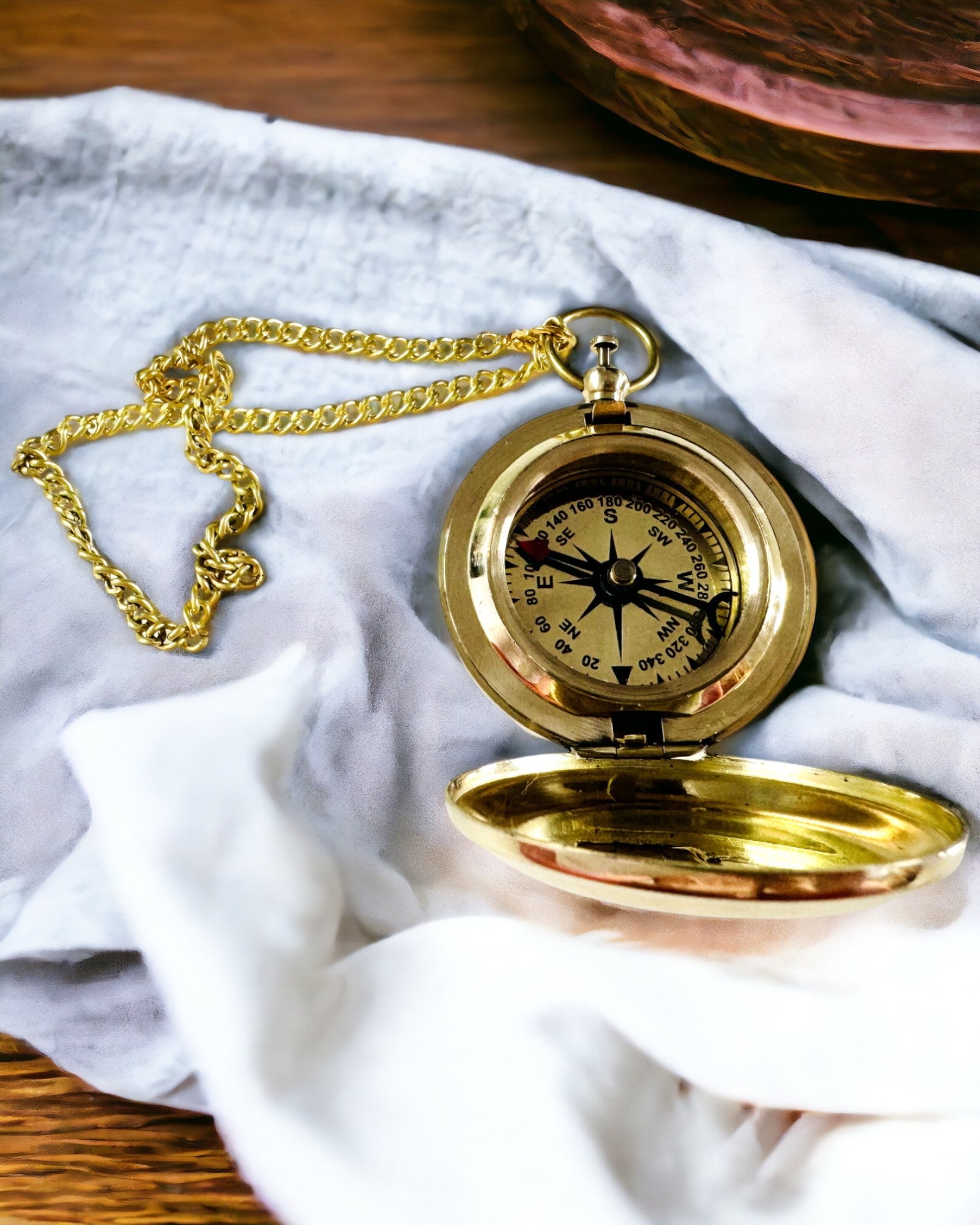 Zlatne boje Kompas "Przygoda" – Elegantan Navigator Otkrića