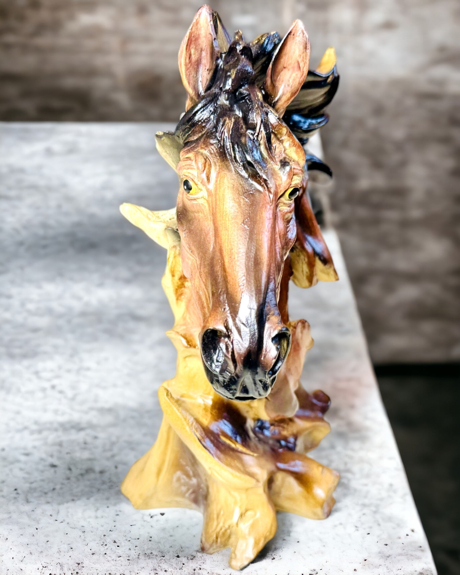 Escultura de Cavalo em Resina em Estilo Abstrato