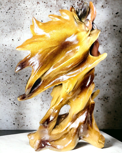 Abstrakta stila zirga skulptūra no sveķiem