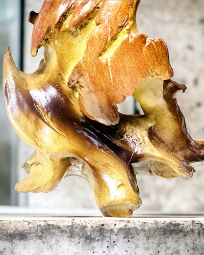 Abstrakta stila zirga skulptūra no sveķiem