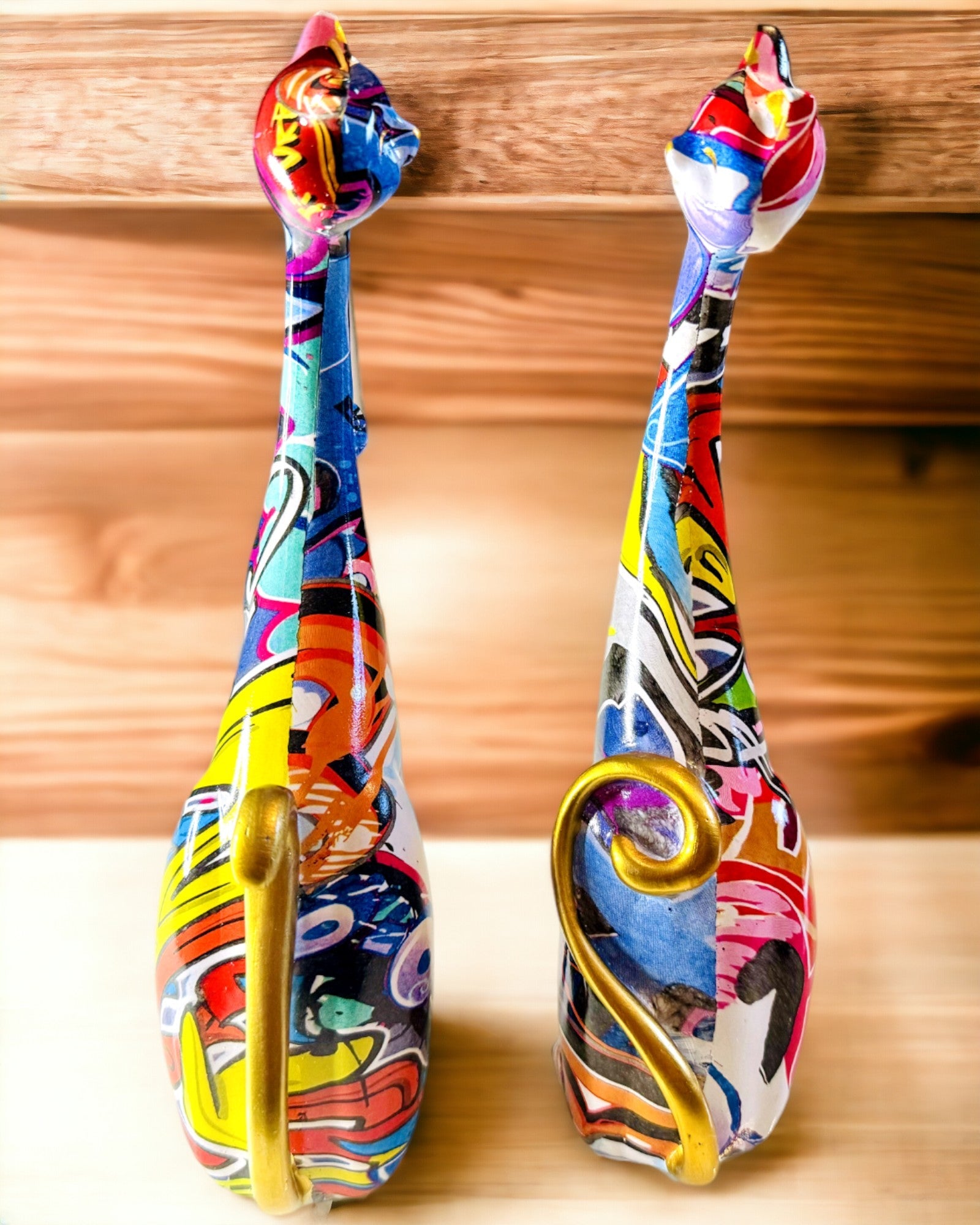 Abstraktní kočičí figurky "ArtCats", ručně malované, pryskyřice – 25 cm, 2 ks.