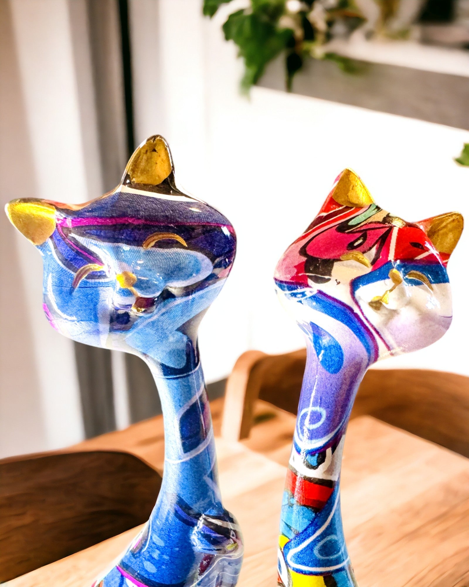Abstraktní kočičí figurky "ArtCats", ručně malované, pryskyřice – 25 cm, 2 ks.