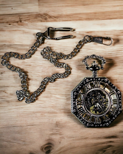 Klasikinis sidabrinės spalvos aštuonkampis mechaninis kišeninis laikrodis su ažūrine ciferblatu steampunk stiliuje