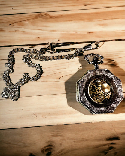 Klasikinis sidabrinės spalvos aštuonkampis mechaninis kišeninis laikrodis su ažūrine ciferblatu steampunk stiliuje