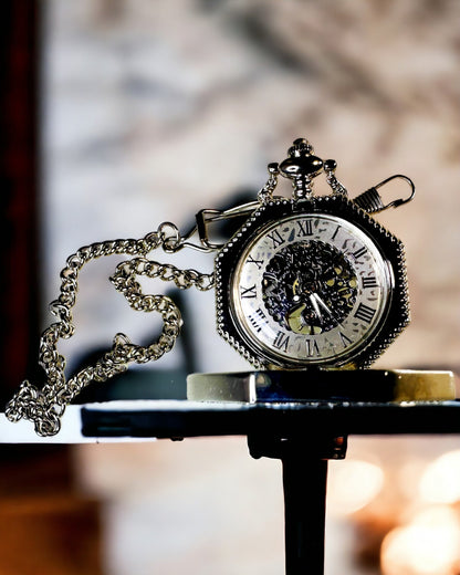 Klasikinis sidabrinės spalvos aštuonkampis mechaninis kišeninis laikrodis su ažūrine ciferblatu steampunk stiliuje