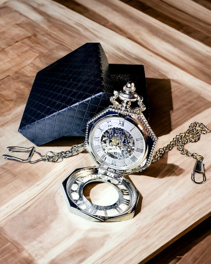 Klasikinis sidabrinės spalvos aštuonkampis mechaninis kišeninis laikrodis su ažūrine ciferblatu steampunk stiliuje
