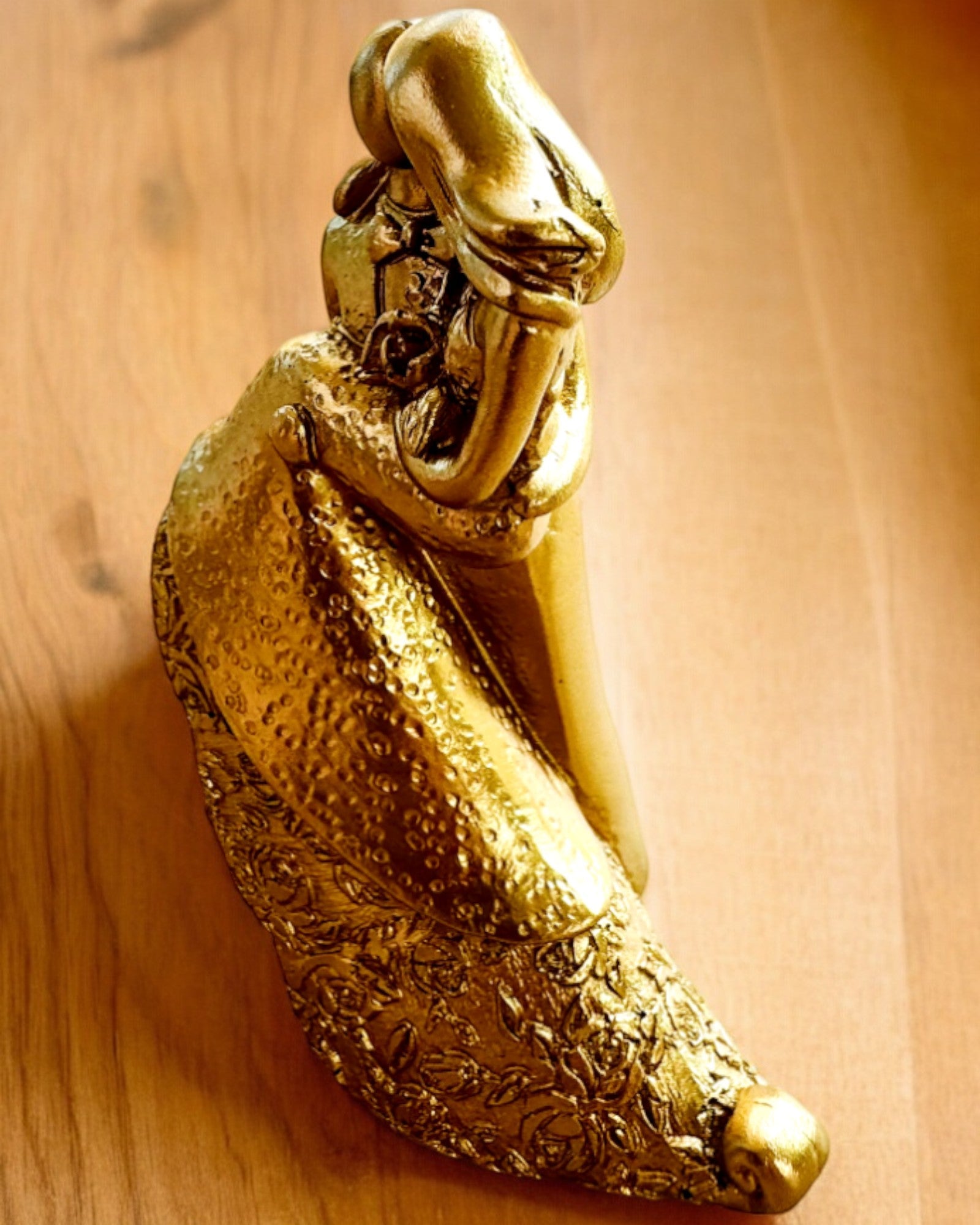 Figura "Amor Eterno" color dorado - 11 cm, Pequeña Figura Decorativa con Opción de Grabado