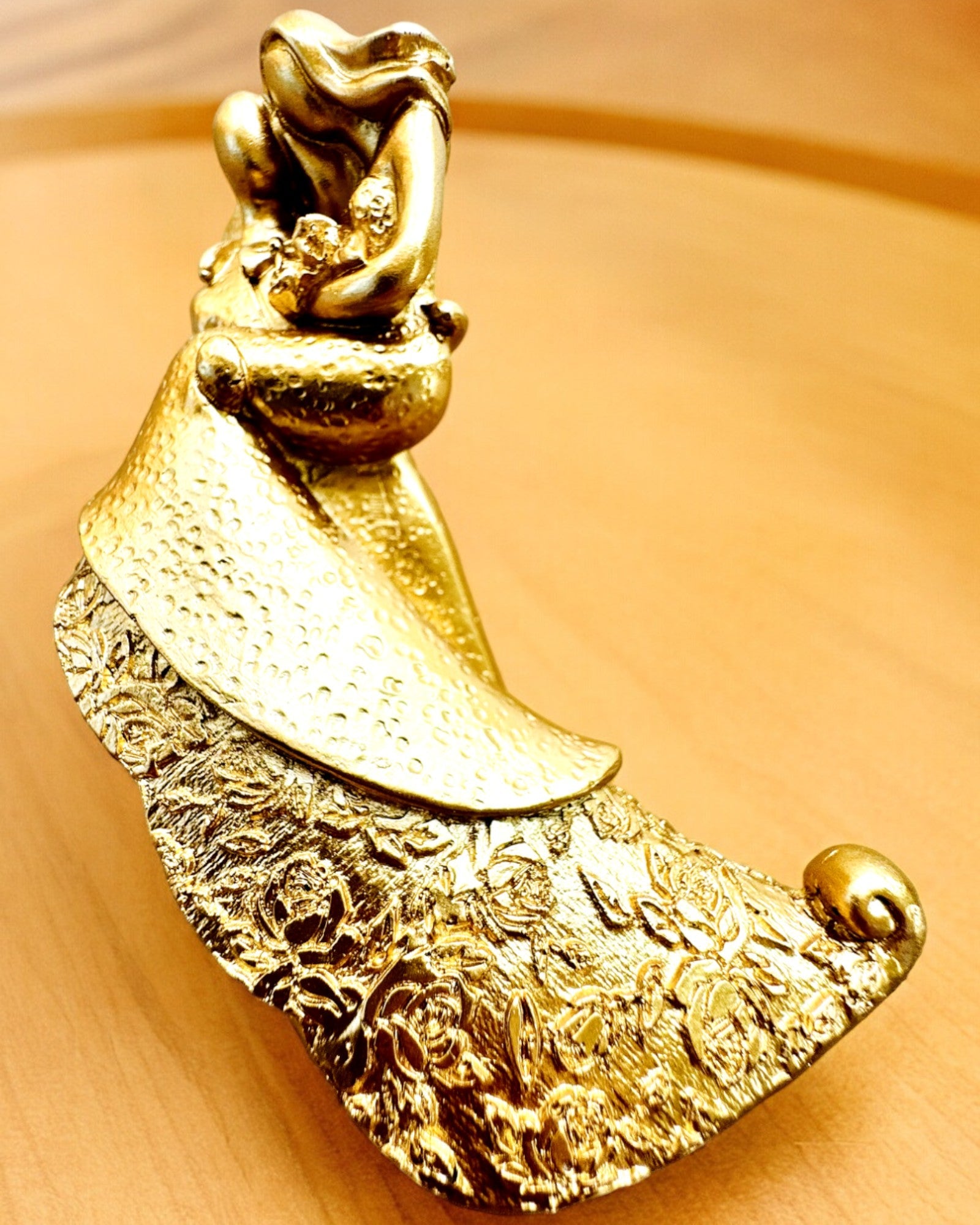 Figura "Amor Eterno" color dorado - 11 cm, Pequeña Figura Decorativa con Opción de Grabado
