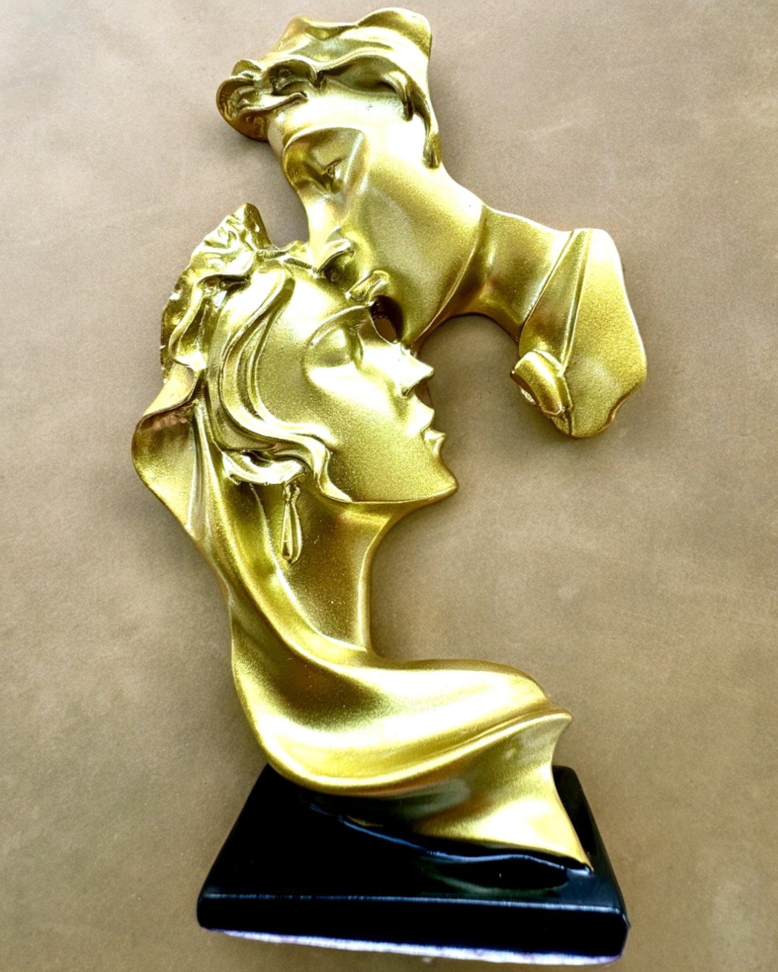 Figura "Elegância em Pedra" cor dourada - 13,5 cm de altura, Decorativa com Opção de Gravação