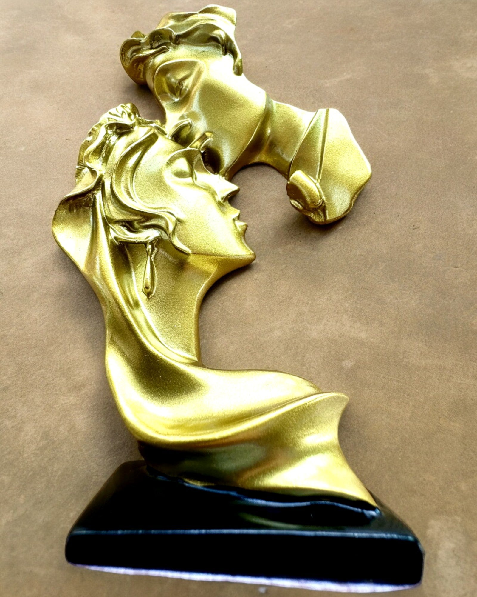 Figura "Elegância em Pedra" cor dourada - 13,5 cm de altura, Decorativa com Opção de Gravação