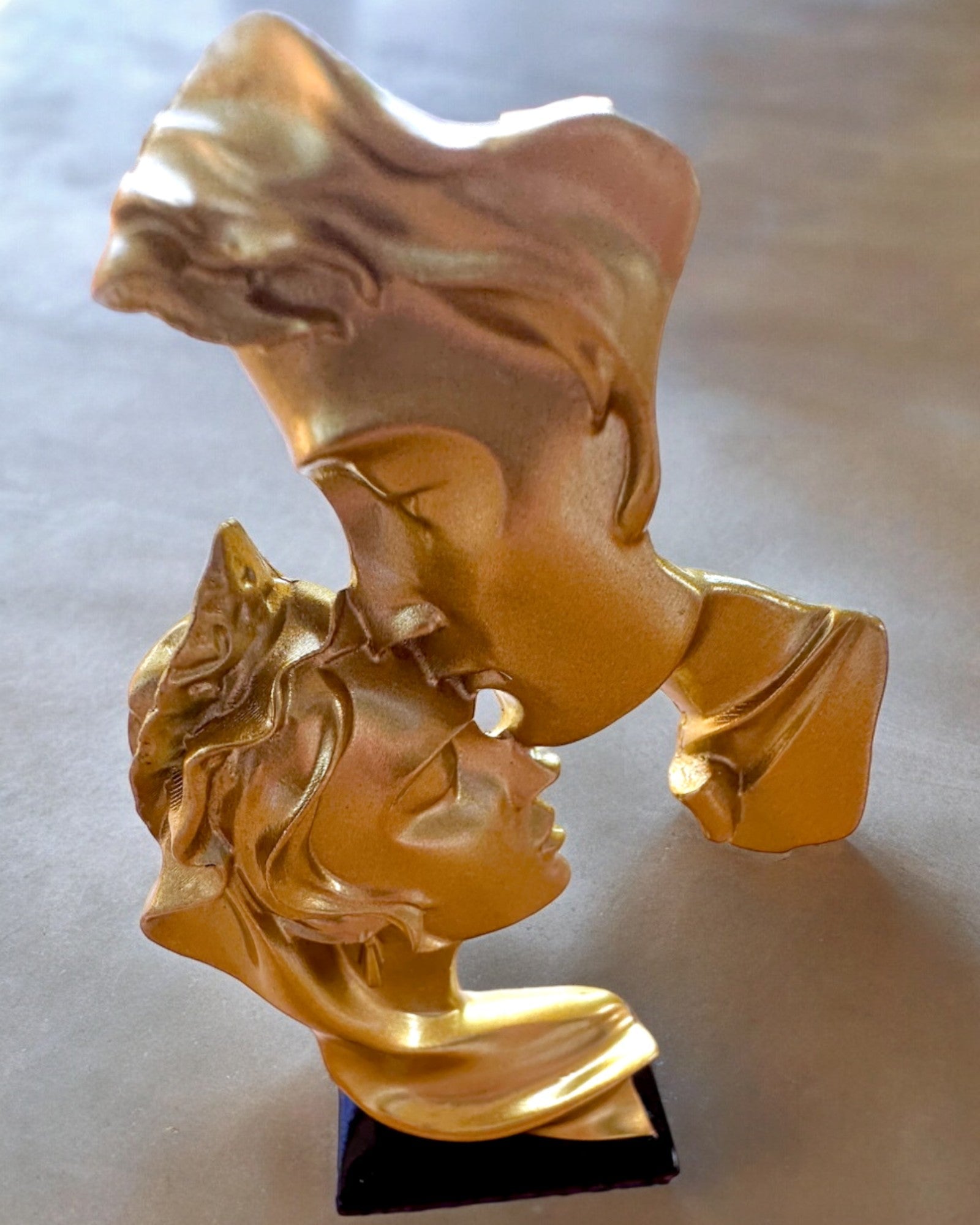 Figura "Elegância em Pedra" cor dourada - 13,5 cm de altura, Decorativa com Opção de Gravação