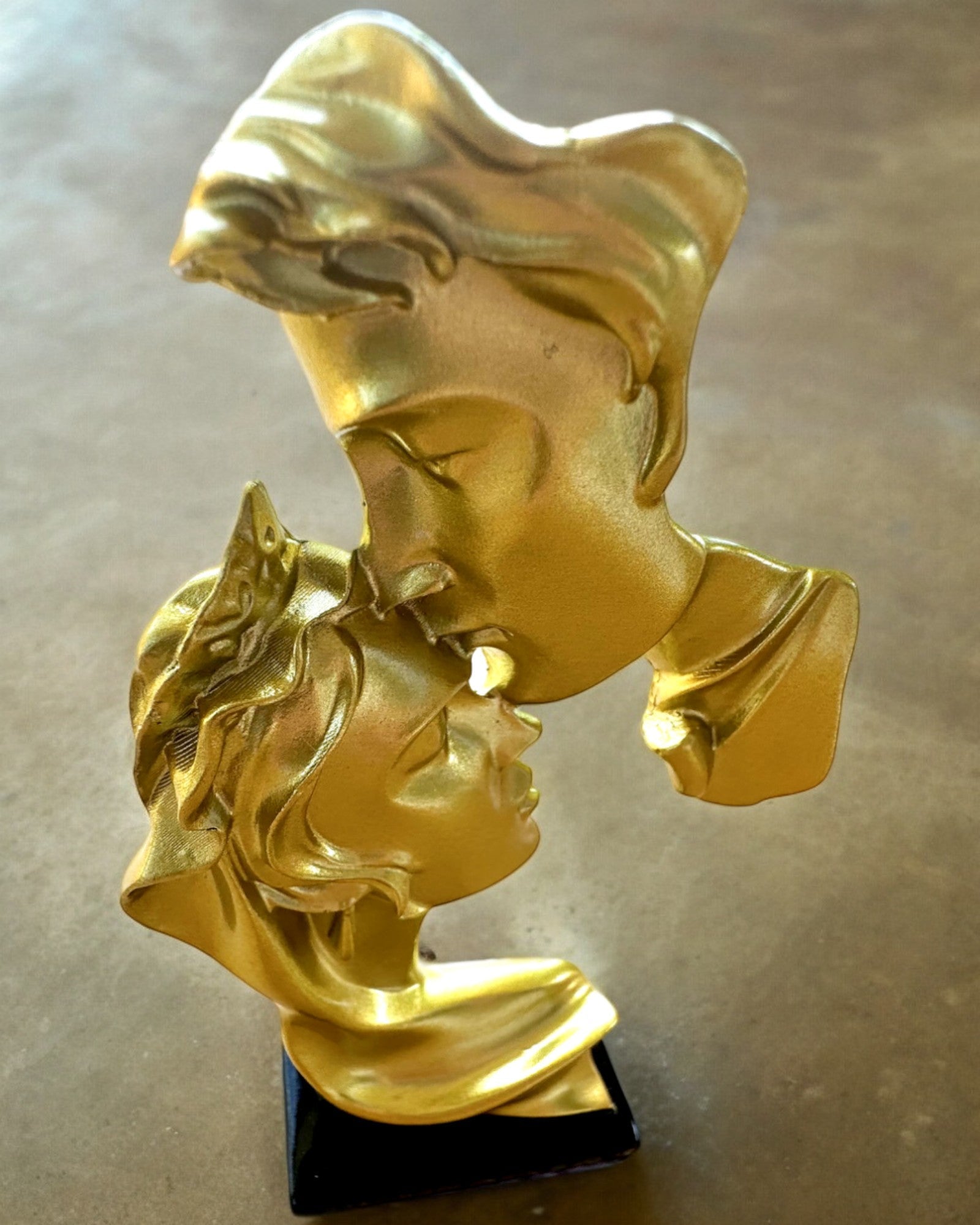 Figura "Elegância em Pedra" cor dourada - 13,5 cm de altura, Decorativa com Opção de Gravação