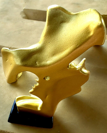 Figura "Elegância em Pedra" cor dourada - 13,5 cm de altura, Decorativa com Opção de Gravação
