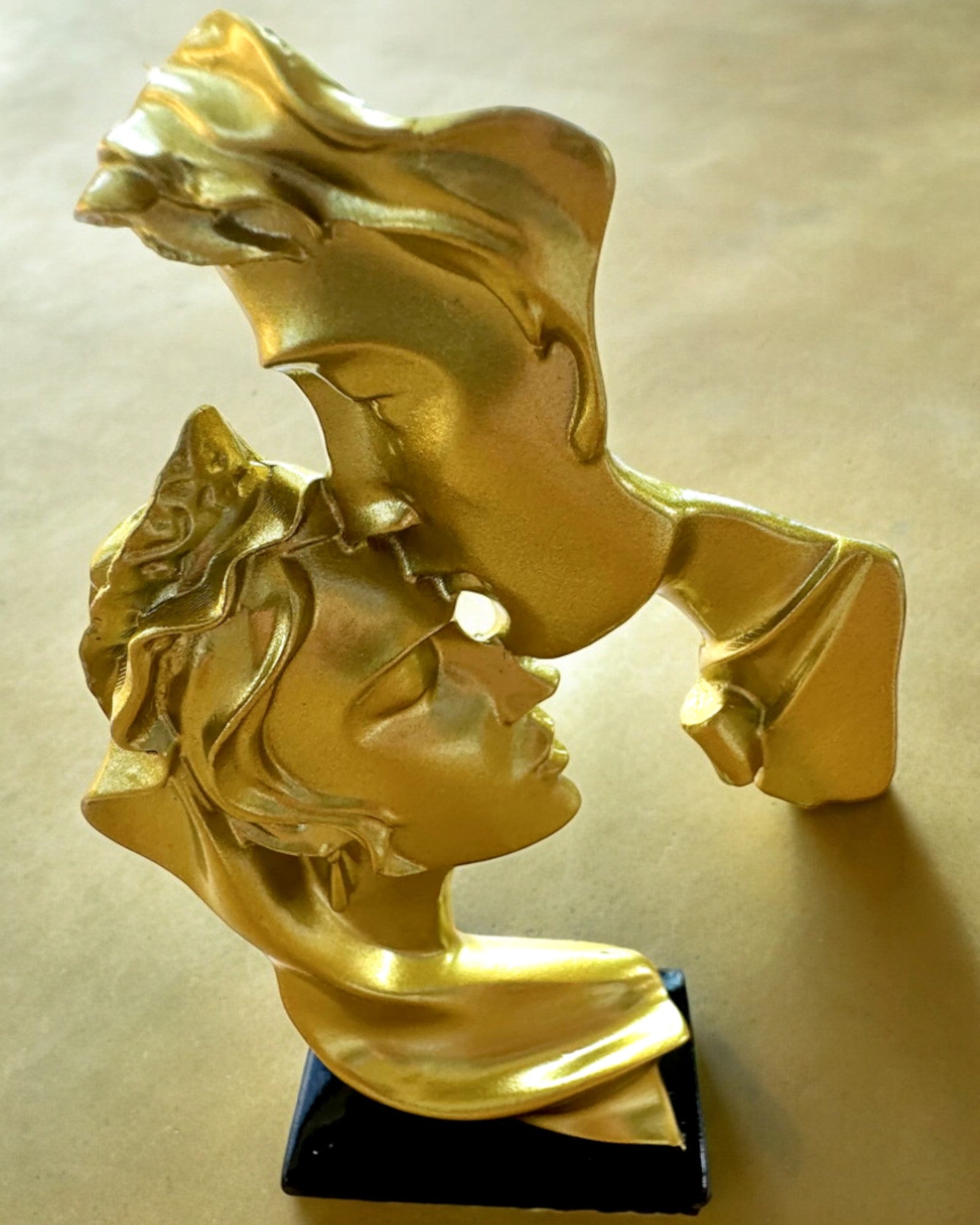 Figura "Elegância em Pedra" cor dourada - 13,5 cm de altura, Decorativa com Opção de Gravação