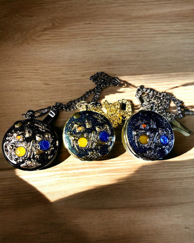 Kišeninis laikrodis „Astrum Temporis“ - Sidabrinis rėmelis. Galimybė personalizuoti graviravimu