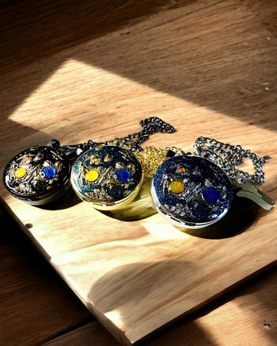 Kišeninis laikrodis „Astrum Temporis“ - Sidabrinis rėmelis. Galimybė personalizuoti graviravimu