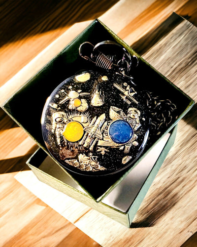 Kapesní hodinky "Astrum Temporis" - Černý rámeček. Možnost personalizace gravírováním