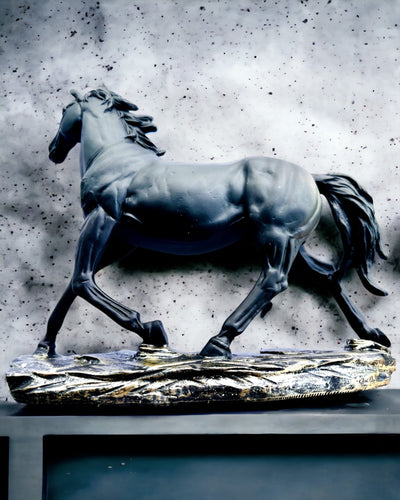 "Czarny Galop" - Elegante Figura de Caballo con Posibilidad de Grabado