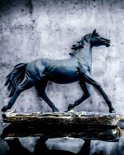 "Czarny Galop" - Elegante Figura de Caballo con Posibilidad de Grabado
