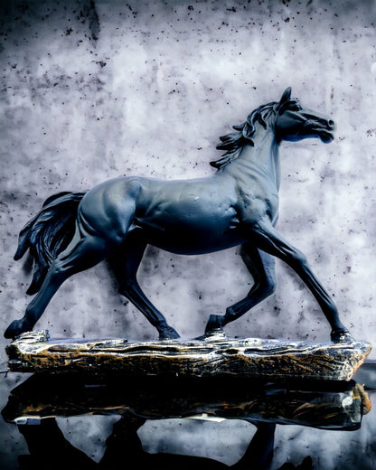 "Czarny Galop" - Elegantní Soška Koně s Možností Gravírování
