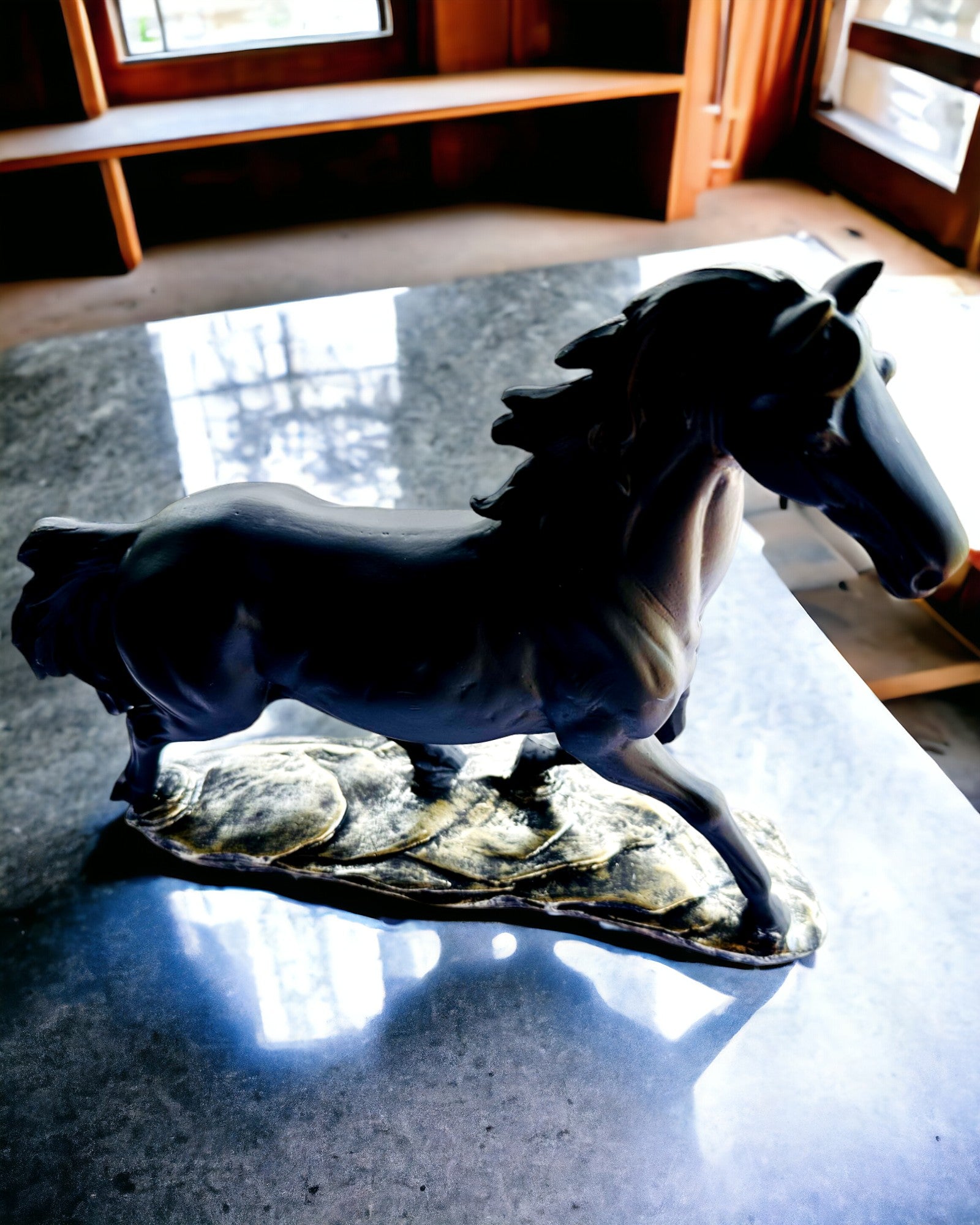 "Czarny Galop" - Elegante Estatueta de Cavalo com Possibilidade de Gravação