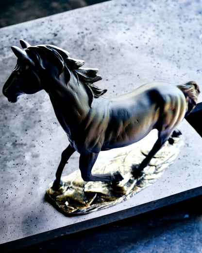 "Czarny Galop" - Elegantní Soška Koně s Možností Gravírování