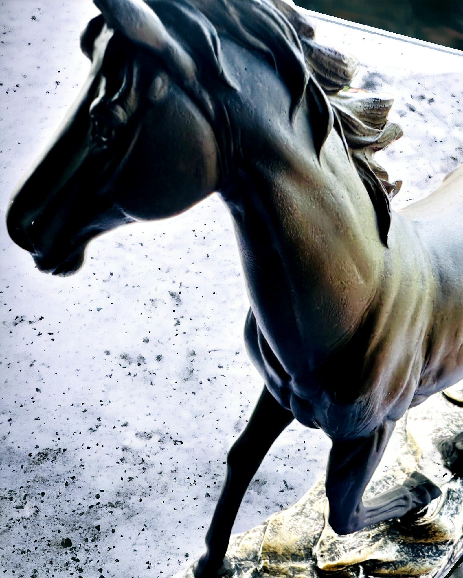 "Czarny Galop" - Elegante Estatueta de Cavalo com Possibilidade de Gravação